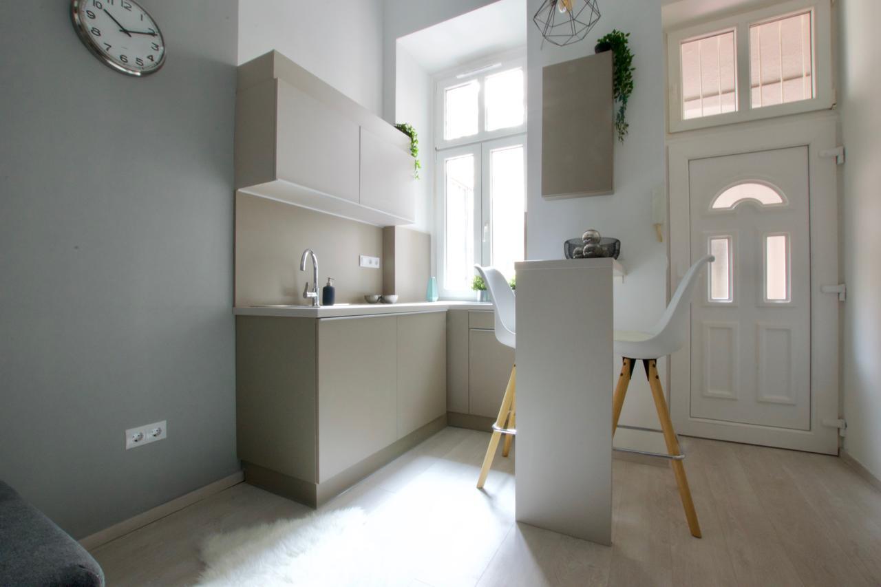 Standard Apartment By Hi5 - Terez 6 Budapest Exterior photo